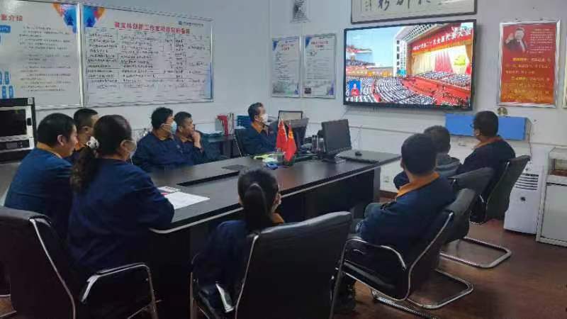 全國五一勞動獎章獲得者、全國紡織大工匠、山西省勞模創新工作室帶頭人裴寶林帶領徒弟們觀看二十大。.jpg